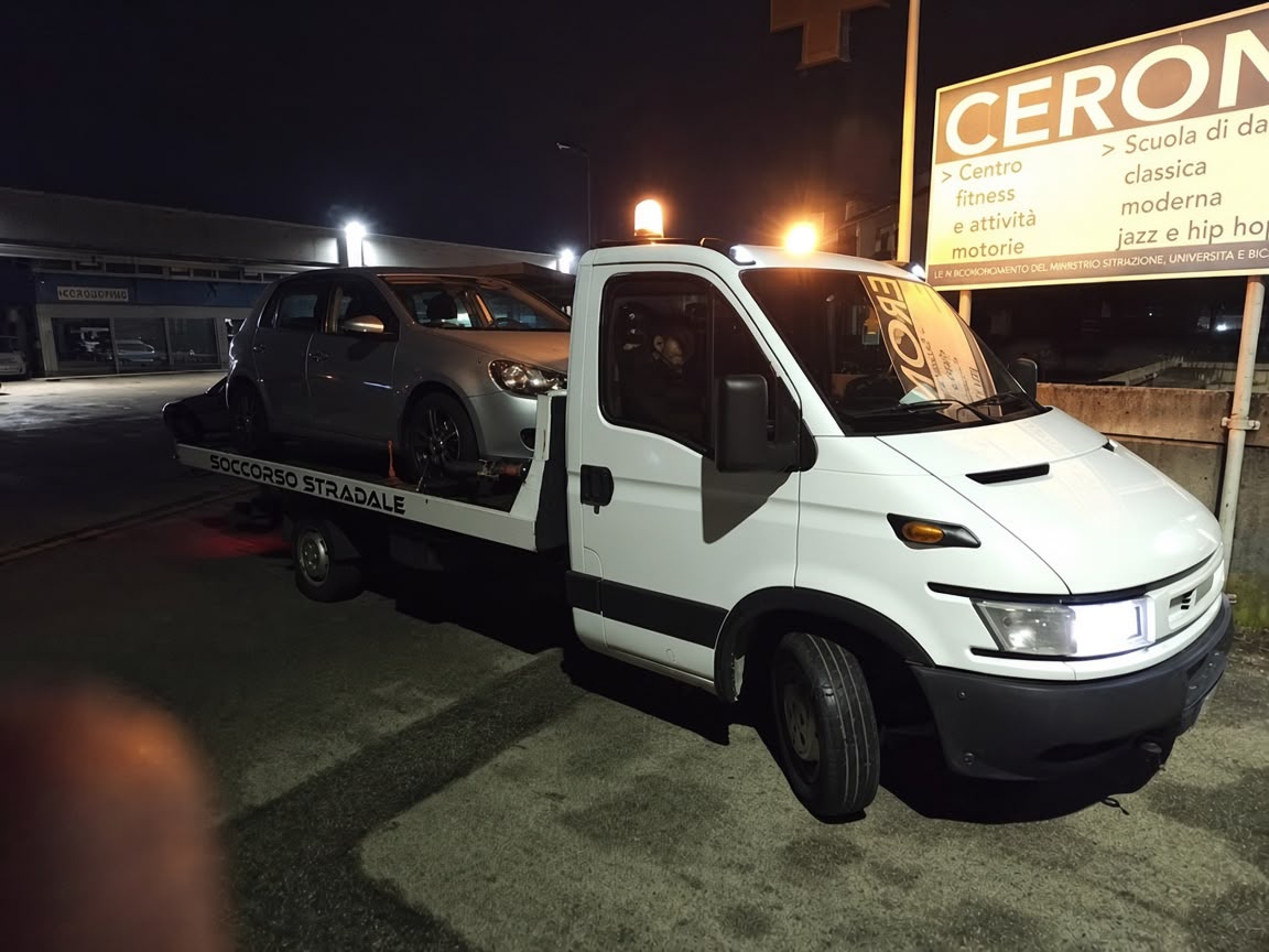 Soccorso stradale notturno H24 con Volkswagen Golf a Varese